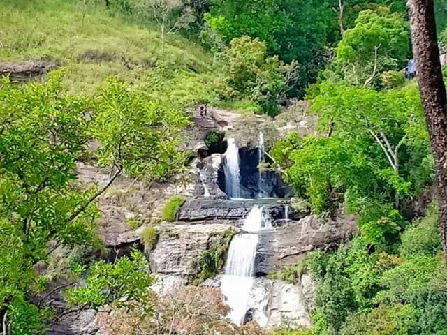Diyaluma Water Falls Hike